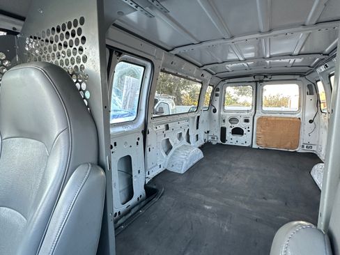 Used 2004 Ford E-350 and Econoline 350 XLT image 17