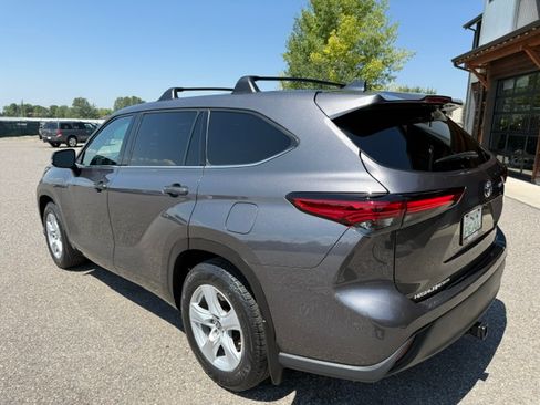 Used 2021 Toyota Highlander AWD LE V6 image 3