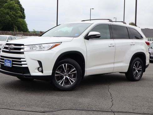 Used 2017 Toyota Highlander AWD LE Plus V6 image 2