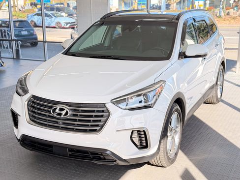 Used 2017 Hyundai Santa Fe SE image 3
