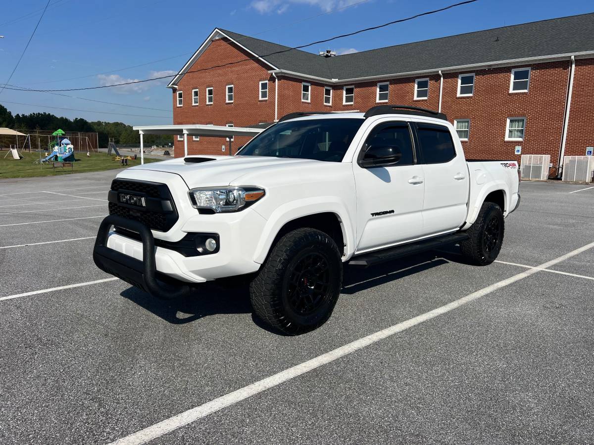 Used 2020 Toyota Tacoma TRD Sport AWD/4WD image 2
