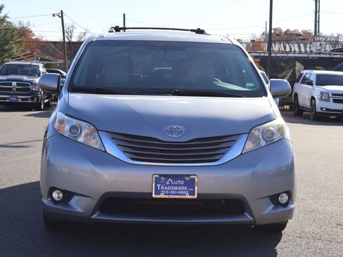 Used 2016 Toyota Sienna XLE Premium image 2