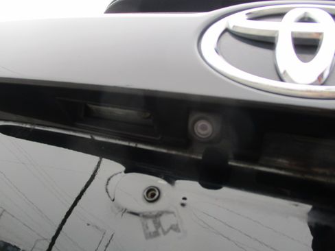 Used 2018 Toyota Highlander XLE image 14