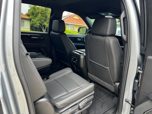 Used 2025 Chevrolet Suburban 4WD Z71 image 24