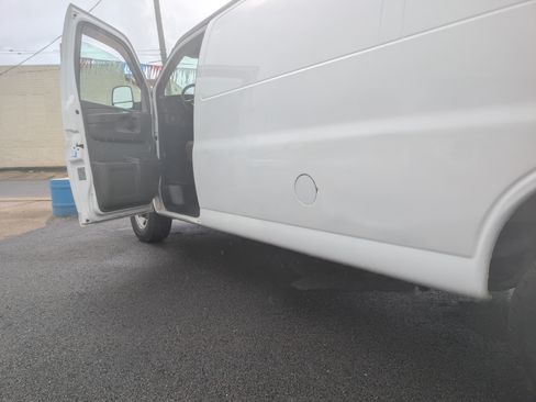 Used 2015 Chevrolet Express 3500 image 2