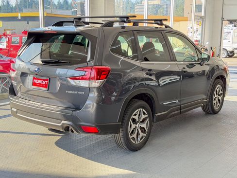 Used 2021 Subaru Forester Premium image 4