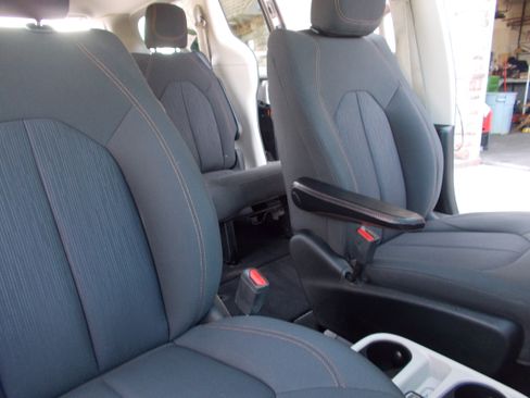 Used 2017 Chrysler Pacifica Touring FWD image 19