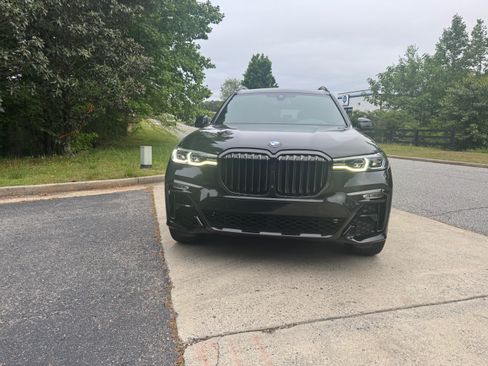 Used 2021 BMW X7 M50i image 3