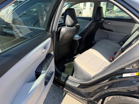 Used 2017 Toyota Camry SE image 13