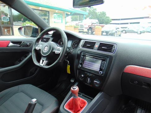 Used 2014 Volkswagen Jetta GLI Autobahn image 24