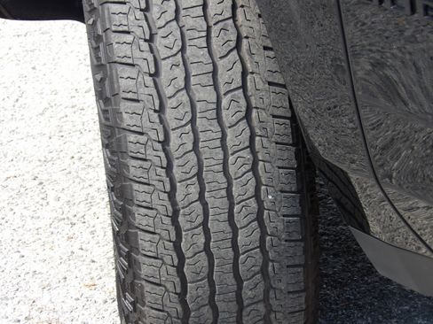 Used 2025 Chevrolet Suburban Z71 image 15