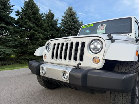 Used 2017 Jeep Wrangler 4WD Unlimited Sahara image 5