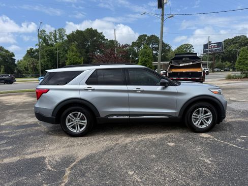 Used 2022 Ford Explorer 2WD XLT image 4