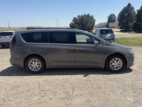 Used 2022 Chrysler Pacifica Touring-L FWD image 6
