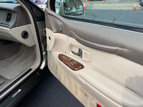 Used 1997 Lincoln Town Car Signature RWD image 19