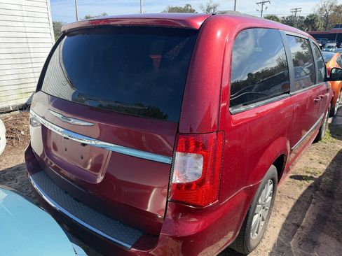 Used 2014 Chrysler Town & Country Touring image 2