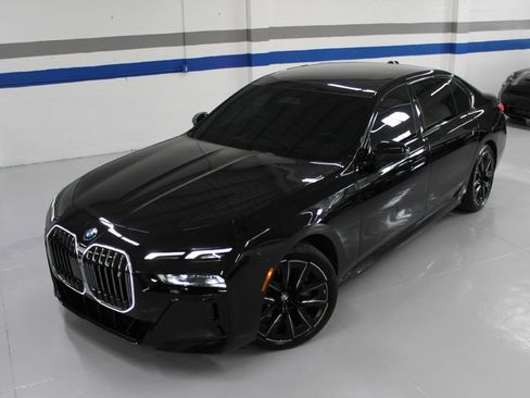 Used 2024 BMW i7 eDrive50 RWD image 4