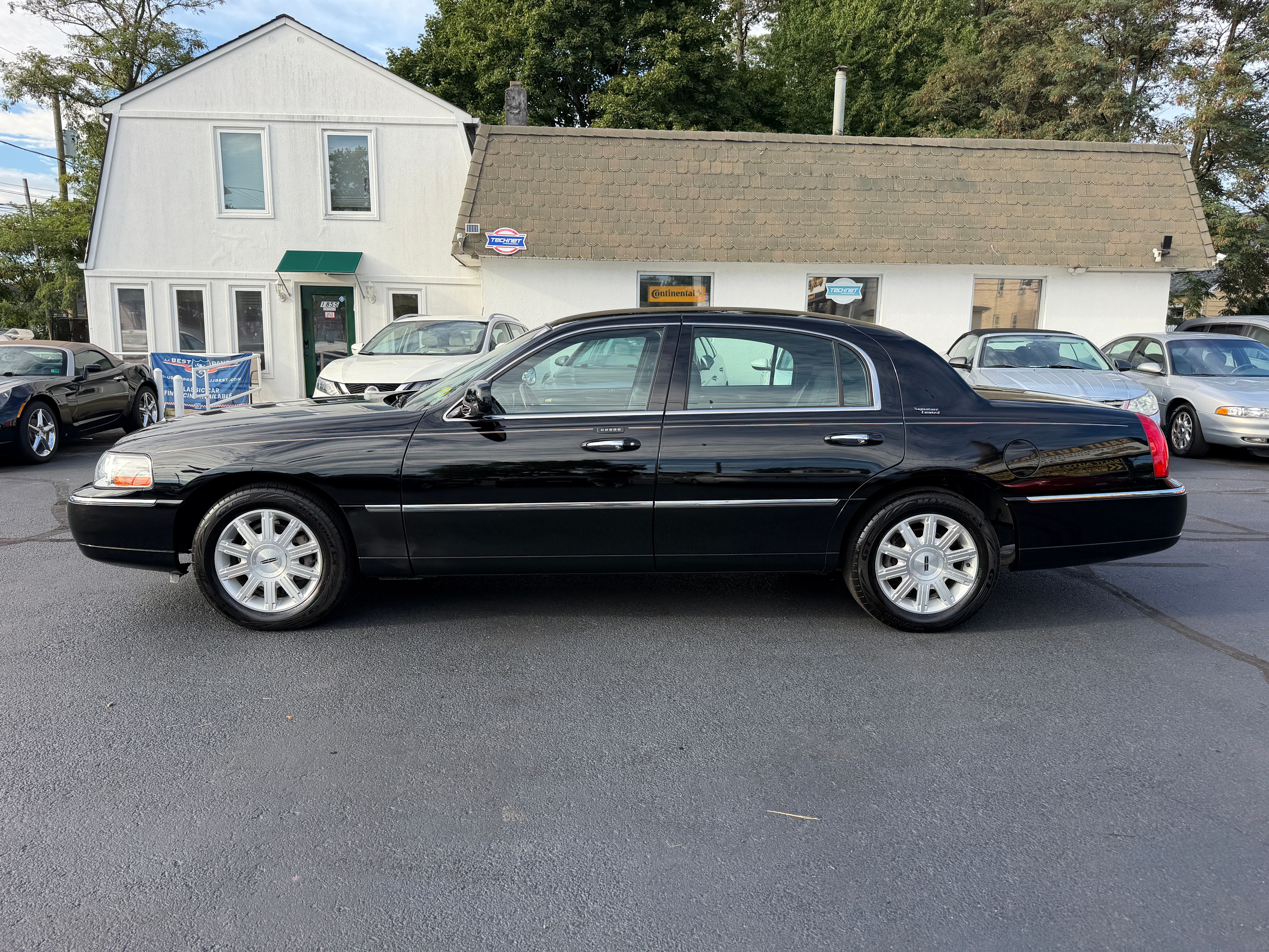 Used 2009 Lincoln Town Car Signature Limited RWD image 34
