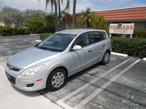 Used 2010 Hyundai Elantra Touring GLS FWD image 1
