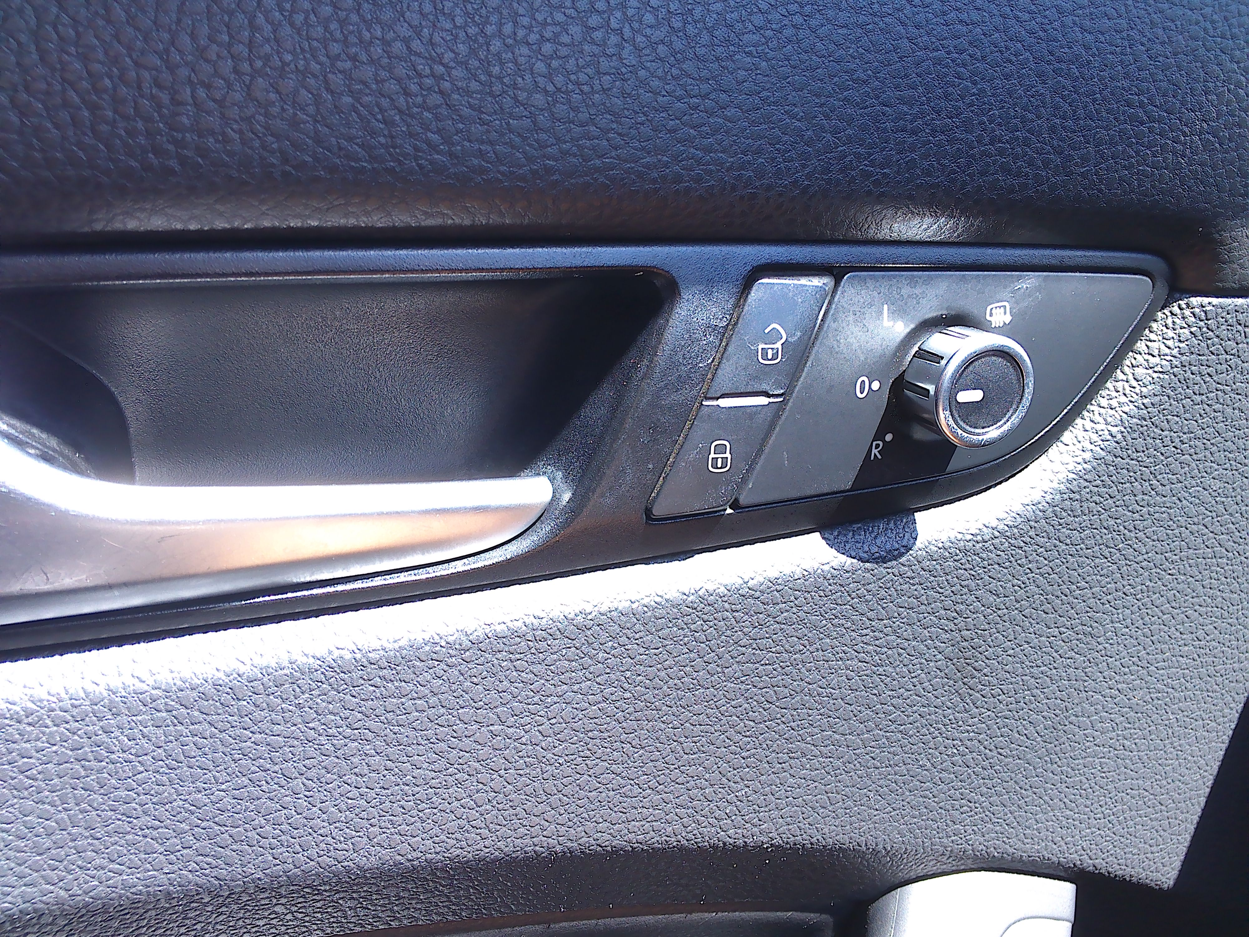 Used 2015 Volkswagen Passat TDI FWD image 24
