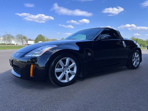 Used 2005 Nissan 350Z RWD image 2
