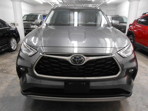 Used 2021 Toyota Highlander AWD Platinum V6 image 3