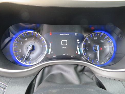 Used 2025 Chrysler Pacifica Select image 35