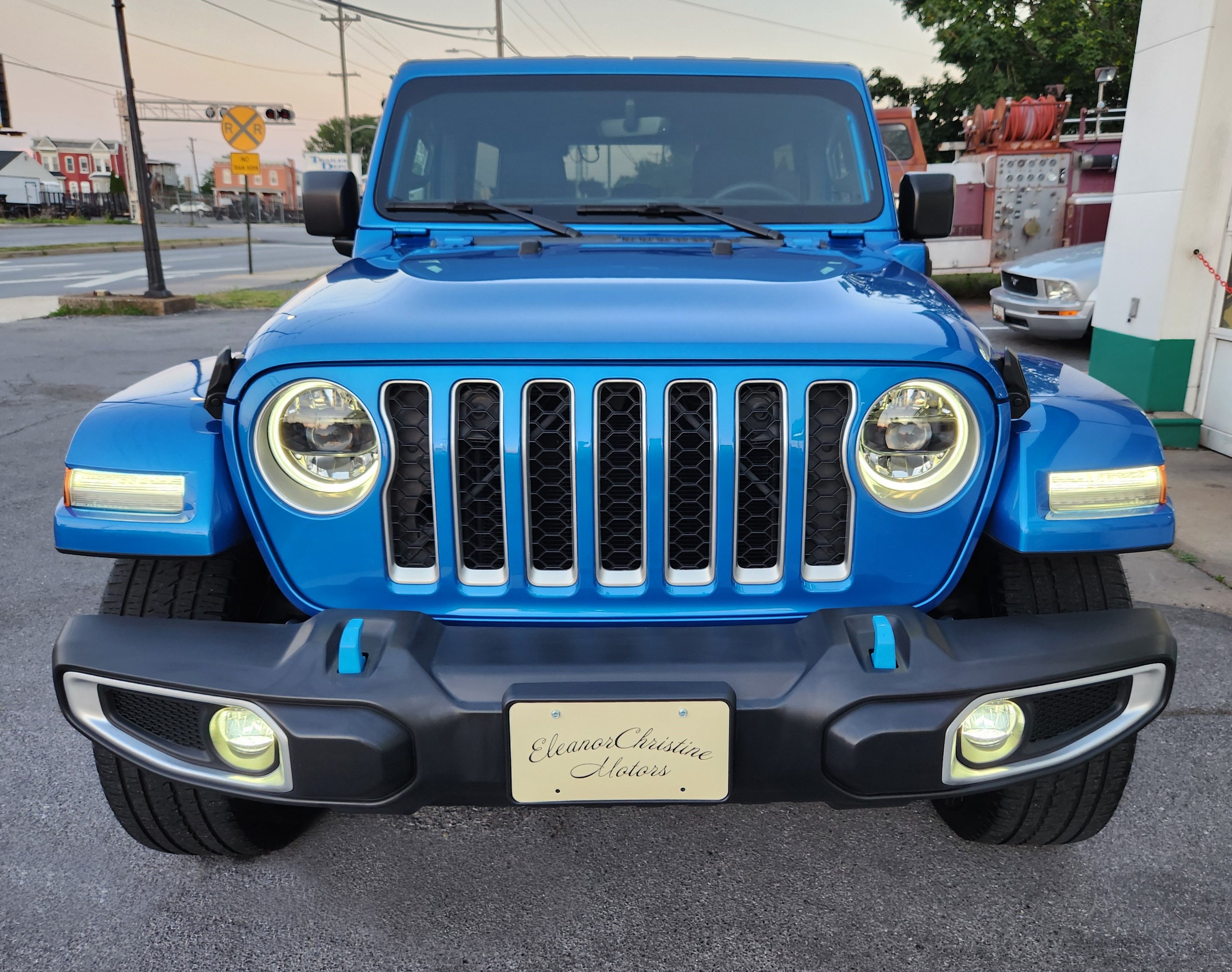 Used 2023 Jeep Wrangler 4WD Unlimited Sahara 4xe image 3