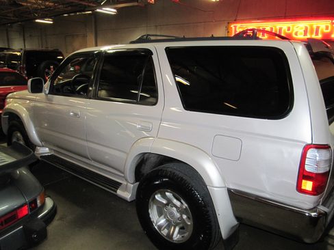 Used 2000 Toyota 4Runner SR5 Premium image 2