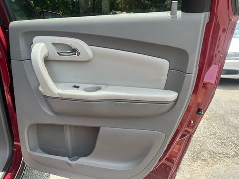 Used 2011 Chevrolet Traverse LT image 18