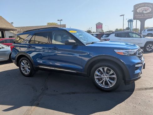 Used 2022 Ford Explorer XLT image 3