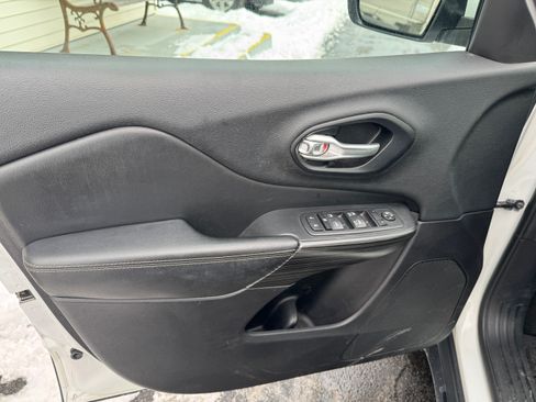 Used 2015 Jeep Cherokee Limited image 9