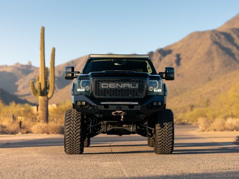 Used 2017 GMC Sierra 2500 4x4 Crew Cab Denali image 2