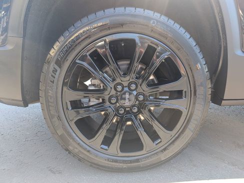 Used 2023 GMC Acadia AWD SLE image 6