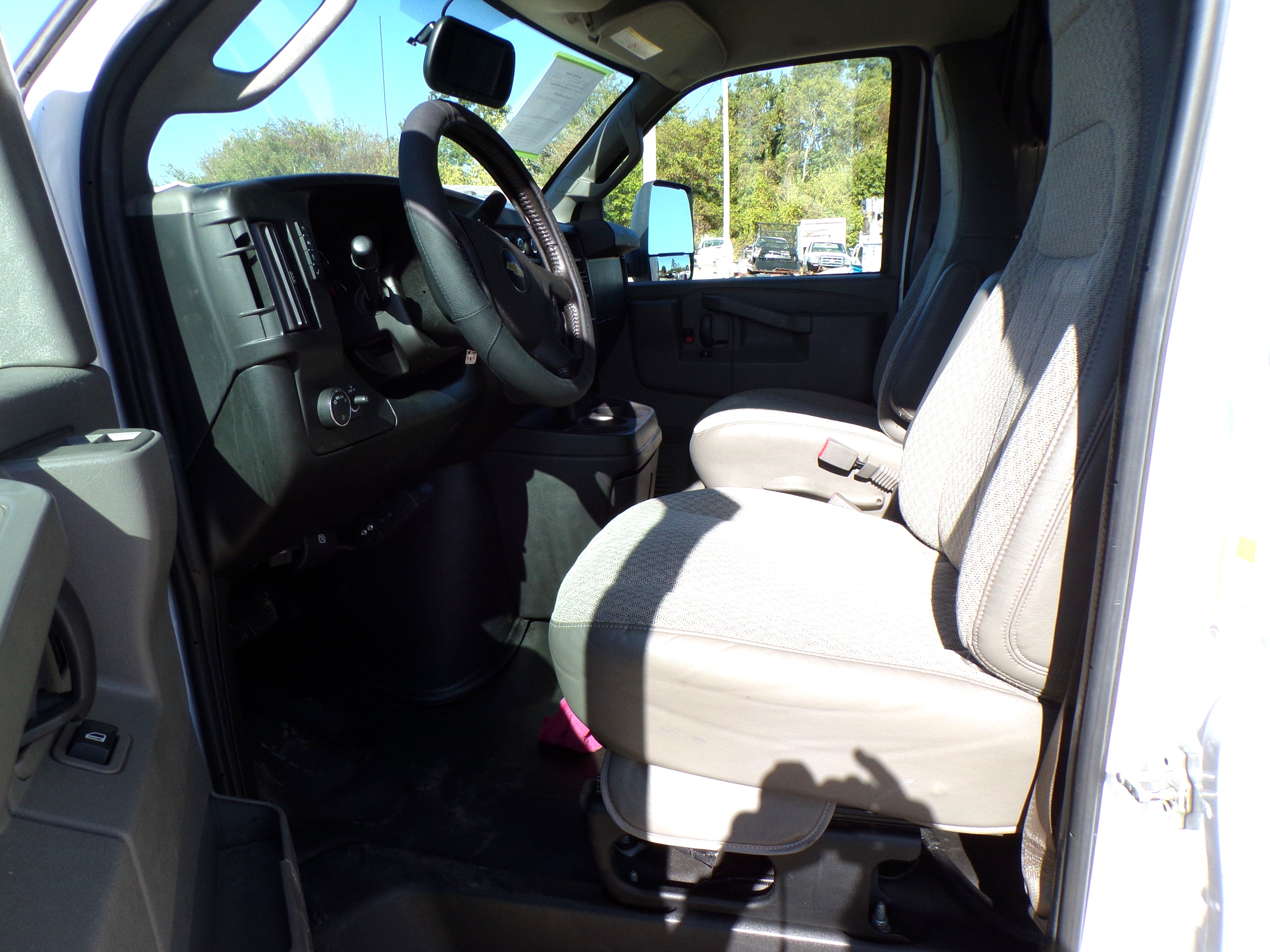 Used 2020 Chevrolet Express 3500 RWD image 8