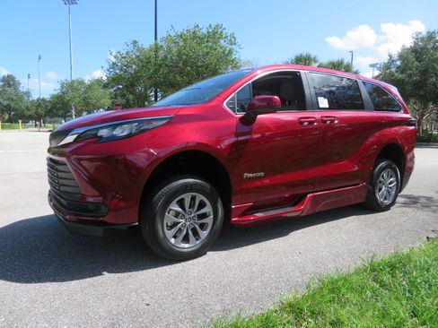 Used 2026 Toyota Sienna LE image 9