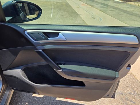 Used 2016 Volkswagen Golf image 18