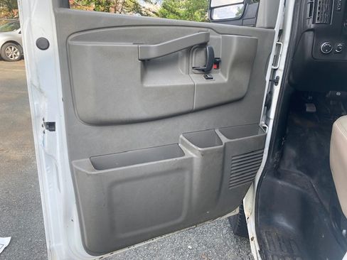 Used 2017 Chevrolet Express 2500 image 7