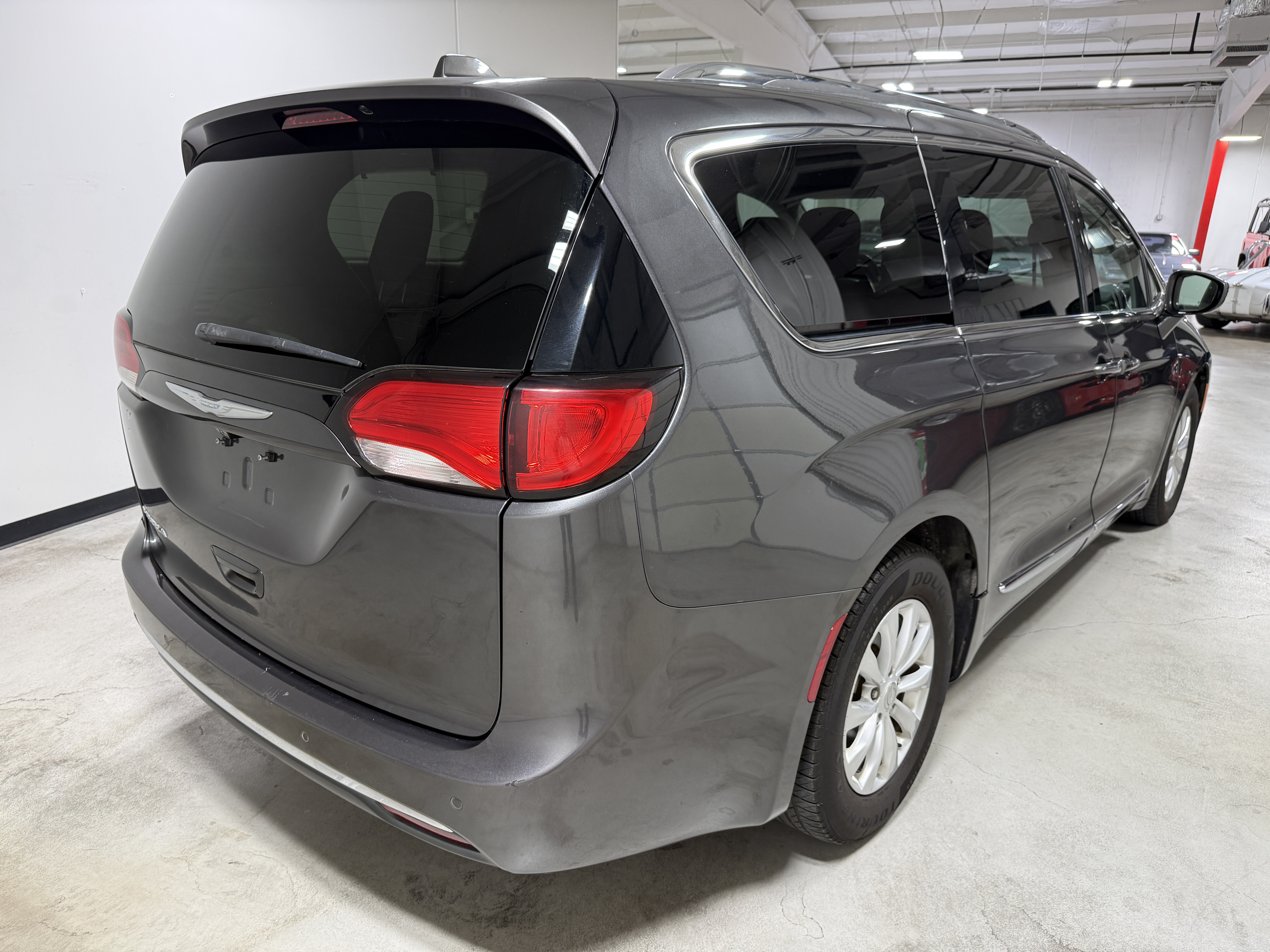 Used 2018 Chrysler Pacifica Touring-L FWD image 5