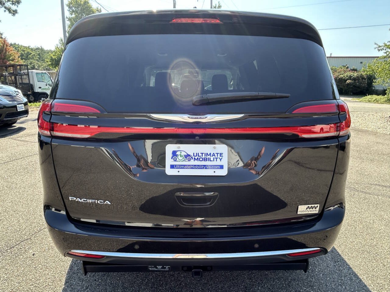 Used 2023 Chrysler Pacifica Touring-L FWD image 8
