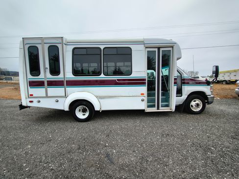 Used 2016 Ford E-350 and Econoline 350 image 6
