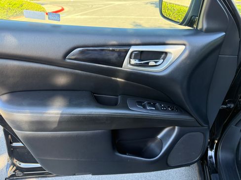 Used 2019 Nissan Pathfinder FWD image 11