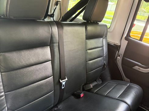 Used 2012 Jeep Wrangler 4WD Unlimited Rubicon image 7