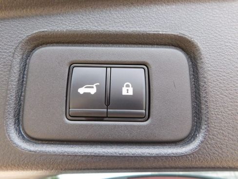 Used 2025 Nissan Pathfinder SL FWD image 8