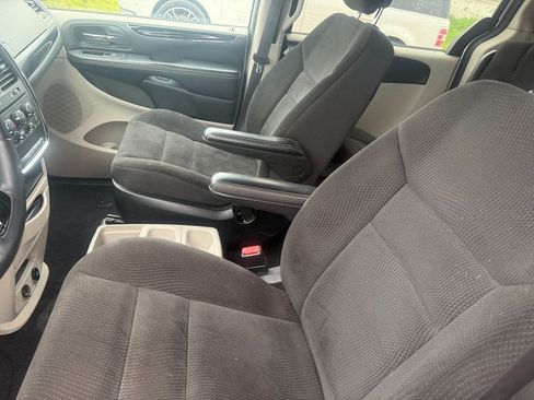 Used 2017 Dodge Grand Caravan SE image 5