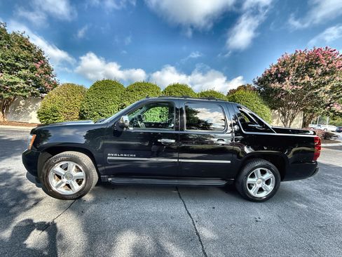 Used 2013 Chevrolet Avalanche LTZ image 1