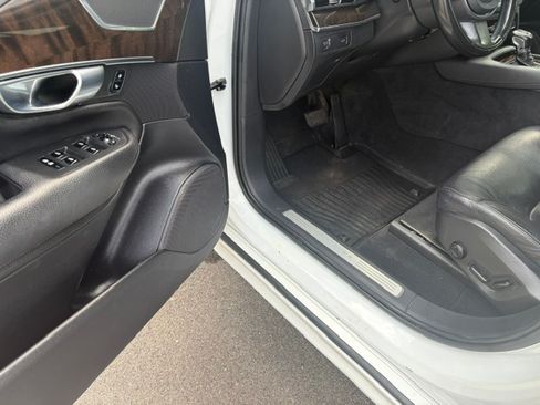 Used 2017 Volvo XC90 AWD T6 Momentum image 10