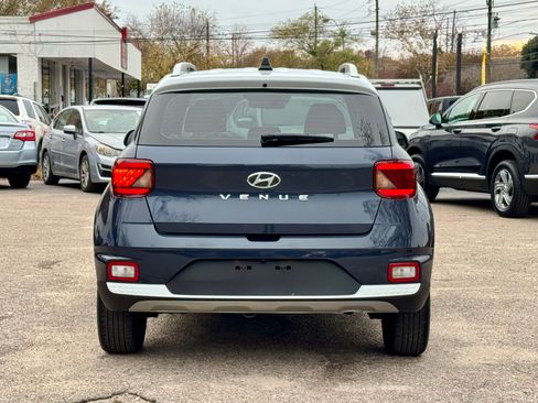 Used 2022 Hyundai Venue Limited image 6