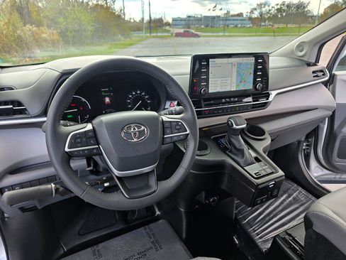 Used 2022 Toyota Sienna XLE image 31