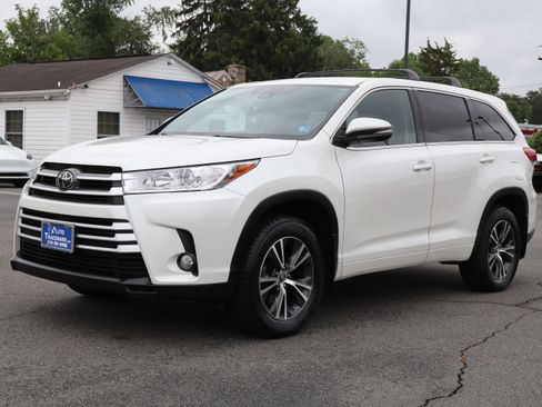 Used 2017 Toyota Highlander AWD LE Plus V6 image 4